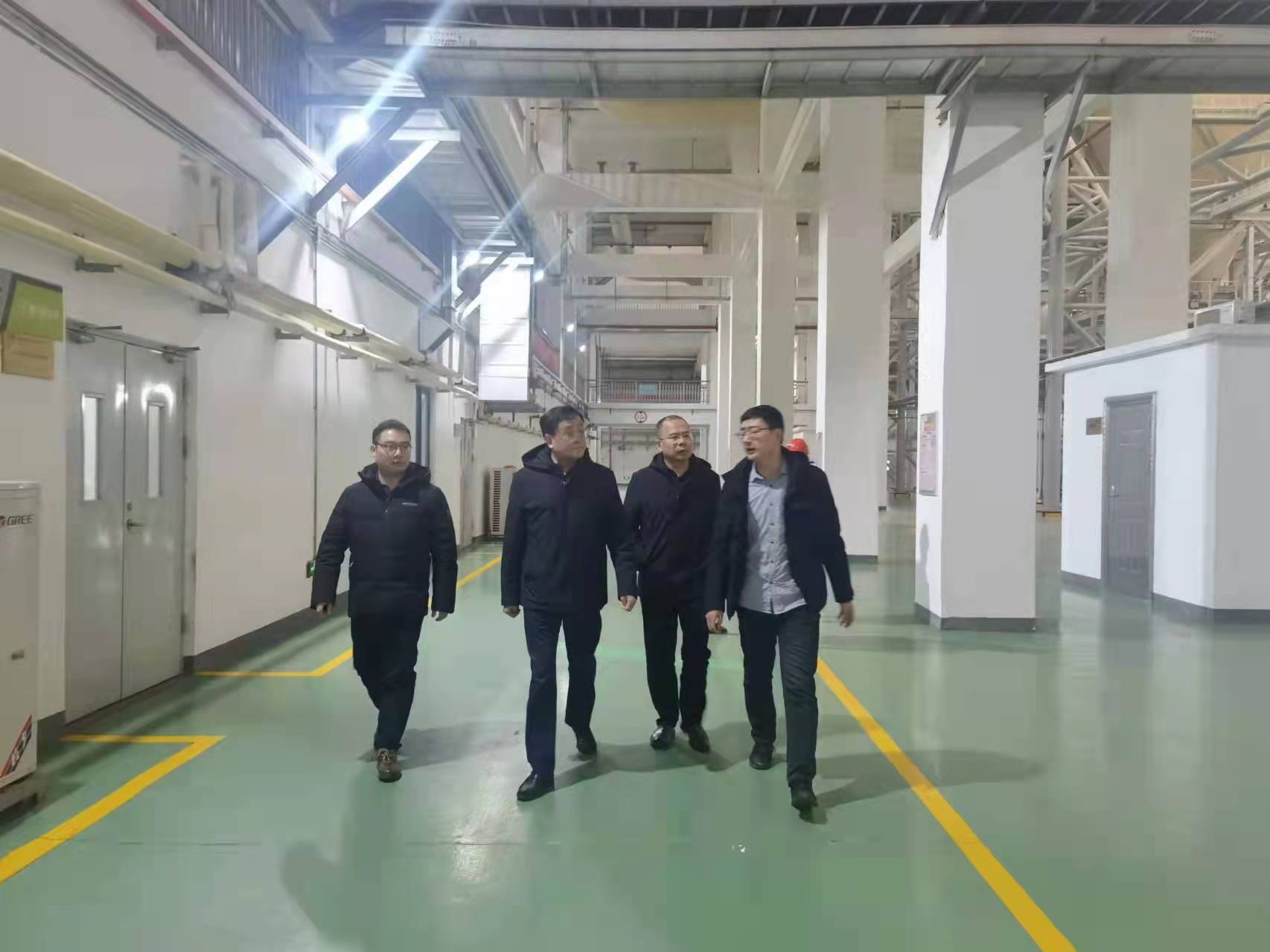 Lãnh đạo Tập đoàn Quế Tử Quân dẫn đầu thăm hỏi nhân viên bảo trì dự án phát điện rác thải phong