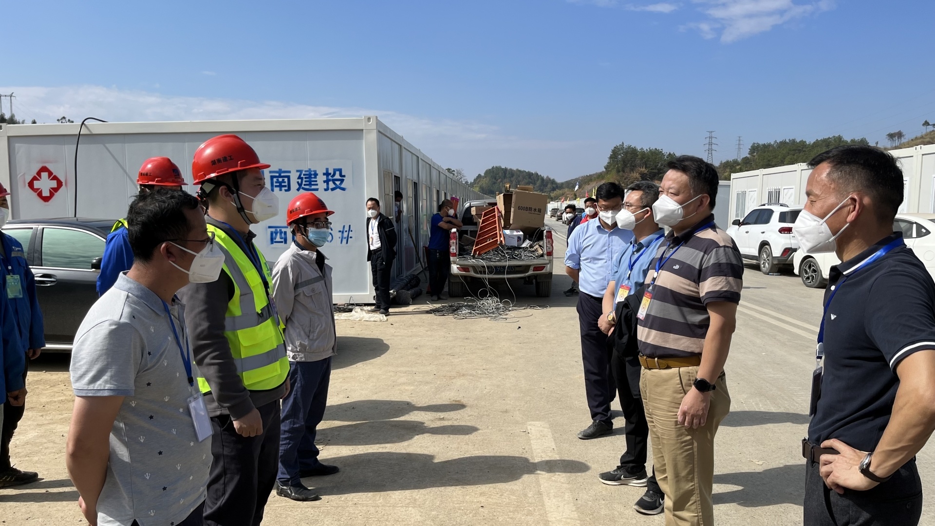 Phó tổng giám đốc Tập đoàn Chen Hao thăm hỏi đội ngũ hỗ trợ bệnh viện dã chiến của công ty