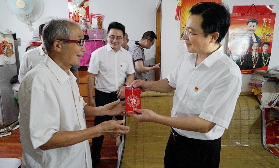 Bí thư Đảng ủy và Chủ tịch Tập đoàn Cai Điển Vỹ thăm hỏi các đảng viên kỳ cựu trong công ty