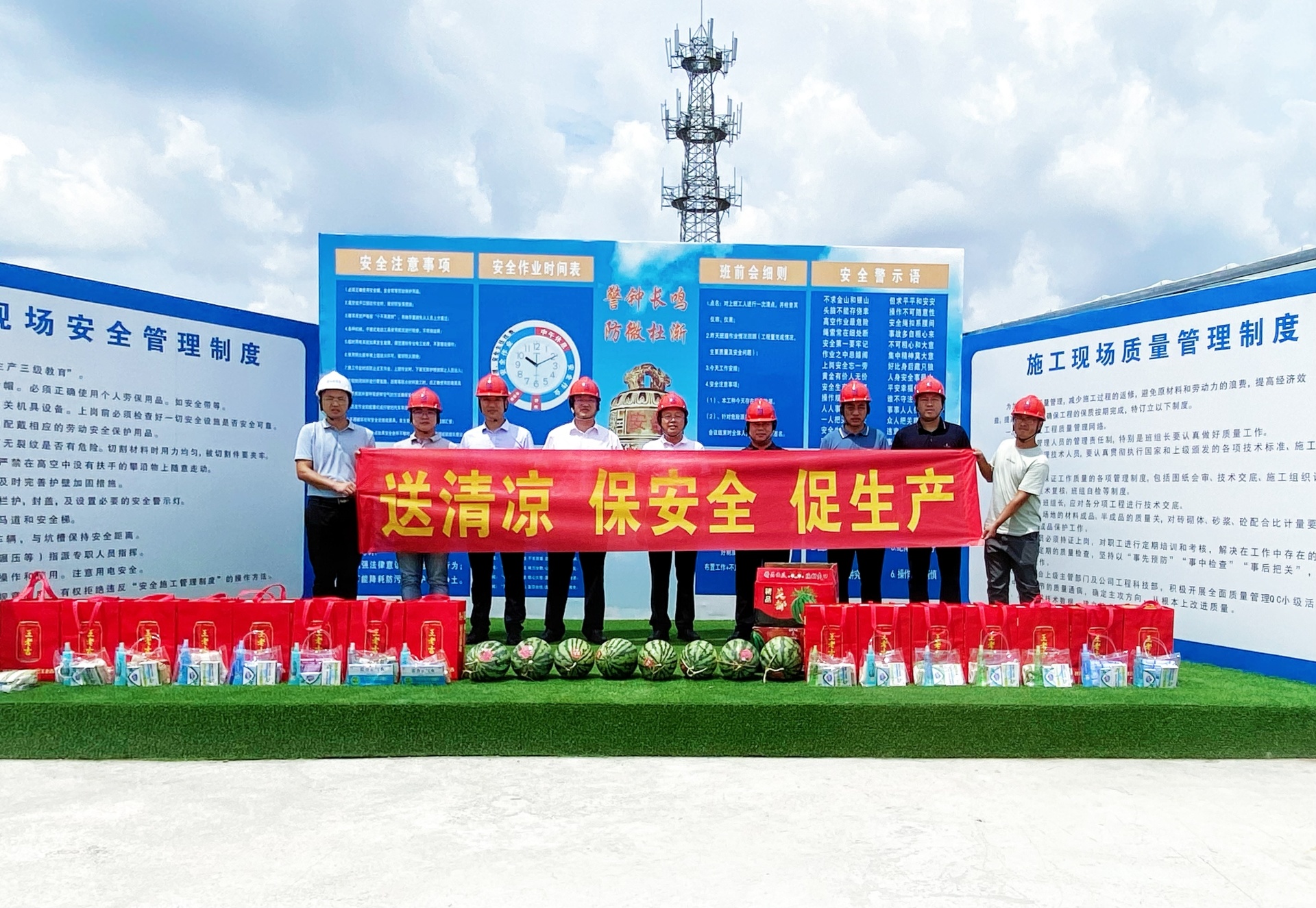 Chủ tịch Vương Khắc Tường đến khảo sát và động viên dự án phát điện năng lượng mặt trời Hải Nam Văn Xương của Tập đoàn