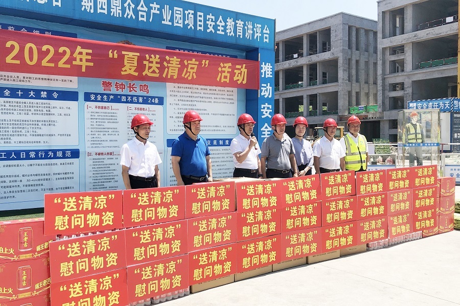 Lãnh đạo Tập đoàn Hoàng Gia Bình đến dự án Information Valley gửi mát